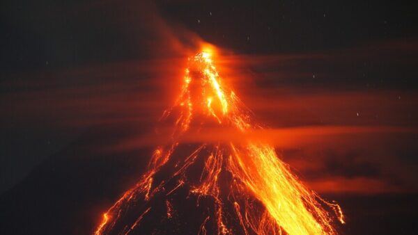 Mayon Yanardağı'nda Şiddetli