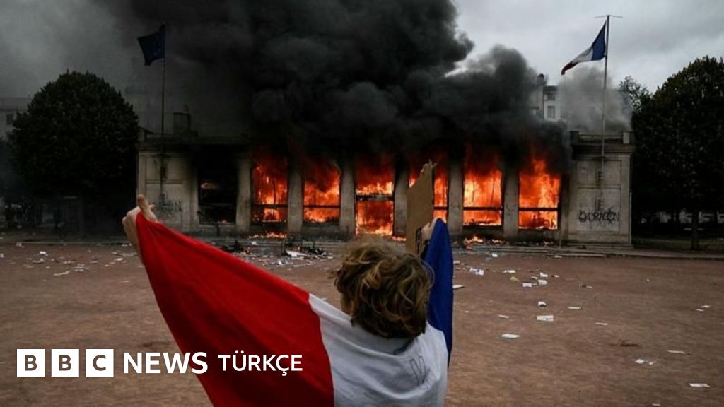 Paris Protestolarında Polisle