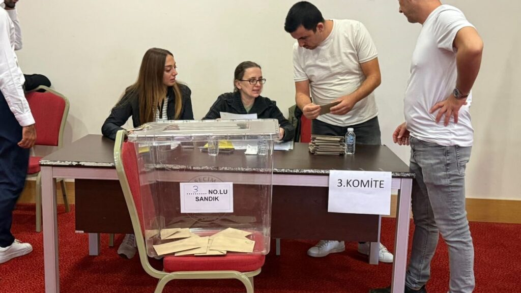 Ticaret Odası’nda Sandıklar Açıldı, Akdoğan ve Oto Yarışıyor