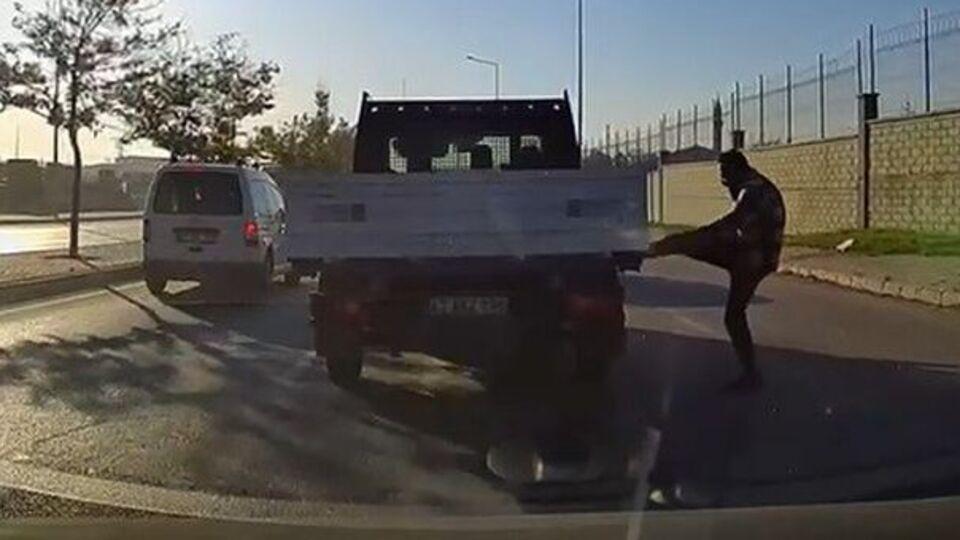 Trafikte Kamyonete Tekme Atan Sürücüye 180 Bin TL Ceza Kesildi