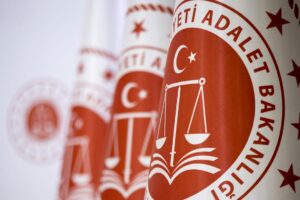 Üç Gazeteciye Yanıltıcı