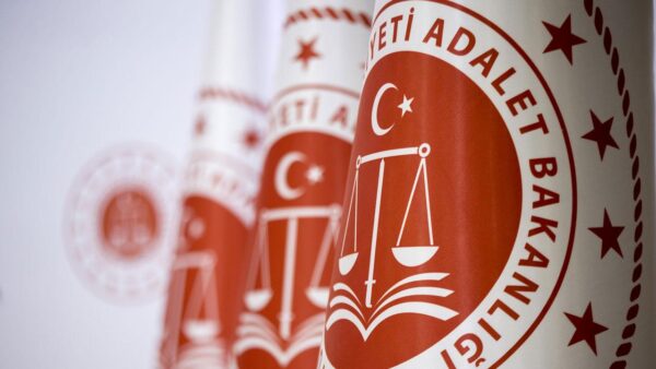 Üç Gazeteciye Yanıltıcı